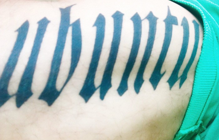 Ubuntu als tatoeage op de arm van een marinier